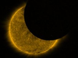 La agencia destaca que la distancia media de la Luna con respecto a la Tierra genera un efecto óptico, el cual hace parecer del mismo tamaño del Sol. TWITTER / @ESA