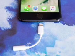 Apple comenzó a eliminar la entrada de audio con el iPhone 7 y el iPhone 7 Plus. ESPECIAL / mashable.com