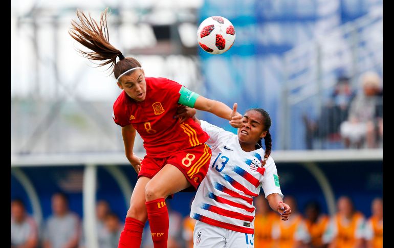 Patricia Guijarro, de España, y Kiara Pickett, de Estados Unidos, disputan un balón durante la Copa del Mundo Sub20 femenil en Dinan, Francia. AFP/C. Triballeau