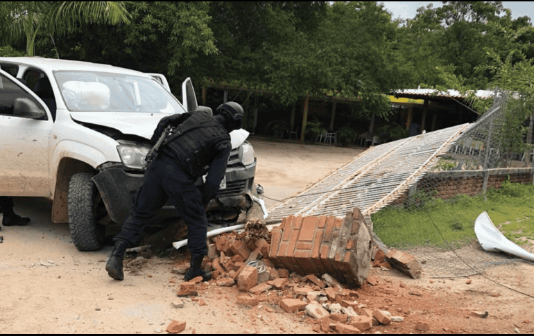 Los detenidos intentaron darse a la fuga y terminaron chocando contra la barda de un negocio. TWITTER / @sspsinaloa1