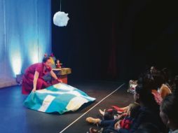 Diversión. Durante la obra, los actores en escena interactúan con los asistentes. ESPECIAL