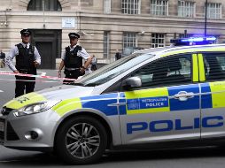 Miembros de la Policía colocan un perímetro de seguridad en el Parlamento británico en Londres. EFE/A. Rain
