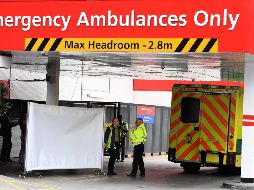 Miembros de la Policía patrullan los alrededores del hospital de Santo Tomás, cerca del Parlamento británico en Londres. EFE/A. Rain