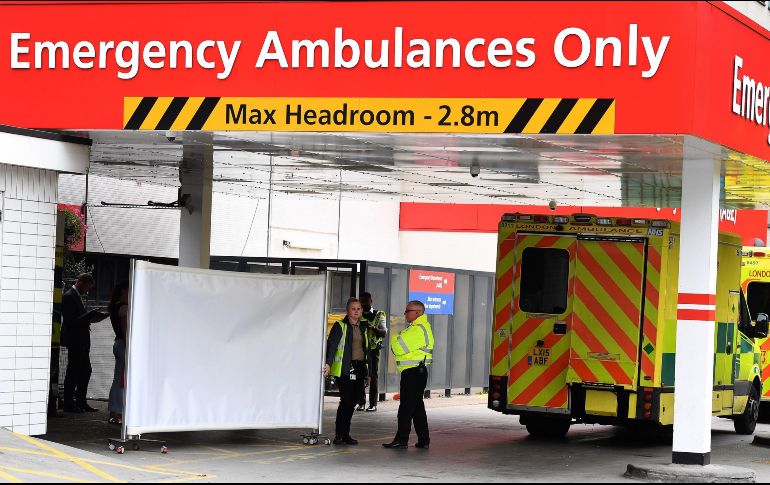Miembros de la Policía patrullan los alrededores del hospital de Santo Tomás, cerca del Parlamento británico en Londres. EFE/A. Rain