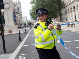 Un policía monta un cordón de seguridad cerca del Parlamento británico en Londres. EFE/W. Oliver