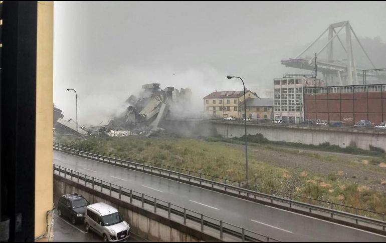 Imagen del puente colapsado; el hecho causó un número indeterminado de víctimas. TWITTER