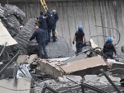 Miembros de los servicios de emergencia buscan entre los escombros a personas atrapadas. EFE / L. Zennaro