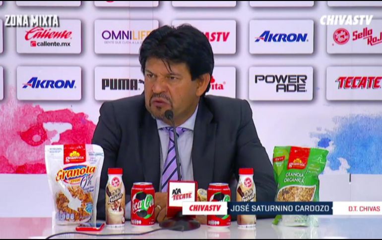 La imagen de José Saturnino Cardozo con tantos productos frente a él, dio mucho de qué hablar en redes sociales y pegó directamente en su imagen. FACEBOOK / Chivas TV
