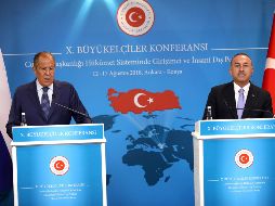 Los cancilleres Serguei Lavrov de Rusia y Mevlut Cavusoglu de Turquía se reúnen en Ankara en el marco de la décima Conferencia de Embajadores. AFP / A. Altan