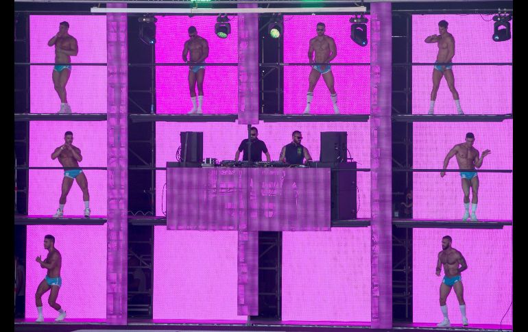 Personas celebran en Vilassar de Mar, España, el ''Water Park Day'' del Circuit Festival, uno de los eventos de música y ocio dirigidos al público LGBTI más importantes a nivel internacional. EFE/Q. García