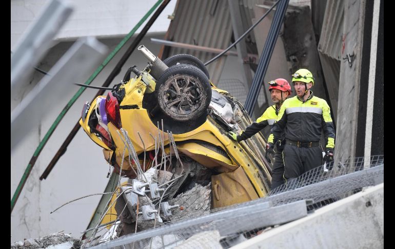 El suceso ocurrió en torno a las 12:00 horas locales, cuando un tramo del viaducto se vino abajo, sepultando bajo los escombros a varios vehículos.