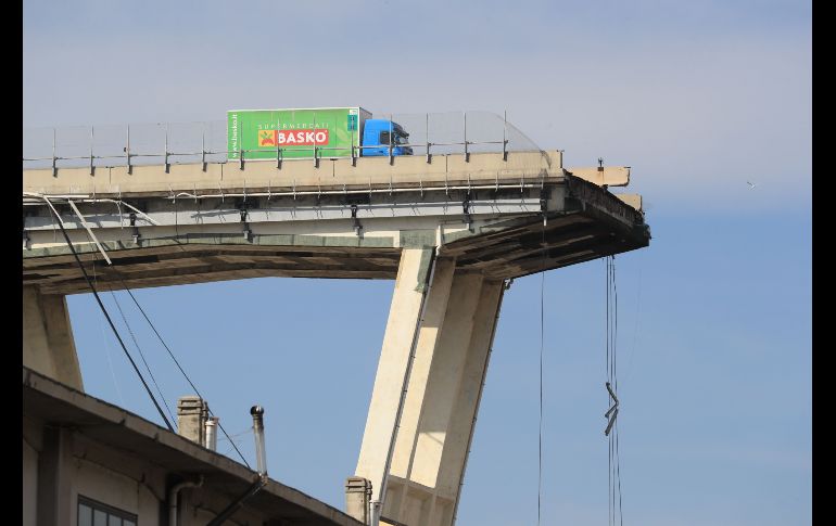 Un camión se ve en la parte del puente que quedó de pie.