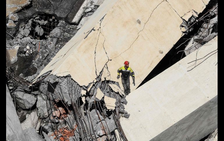 Un rescatista sube entre los escombros para buscar a víctimas.