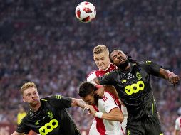 En la cancha de la Arena Johan Cruyff, el Ajax se dejó ver como un firme candidato para jugar la ronda grupal de la Liga de Campeones de Europa. EFE / O. Kraak