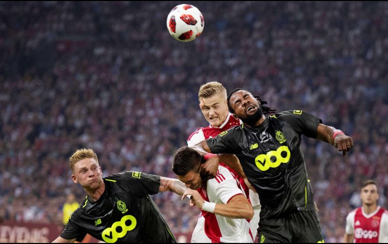 En la cancha de la Arena Johan Cruyff, el Ajax se dejó ver como un firme candidato para jugar la ronda grupal de la Liga de Campeones de Europa. EFE / O. Kraak