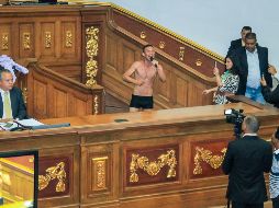 El diputado Gilber Caro se desnudpo en el parlamento venezolano como protesta al trato que le dieron a Requesens. EFE / A. Rodríguez
