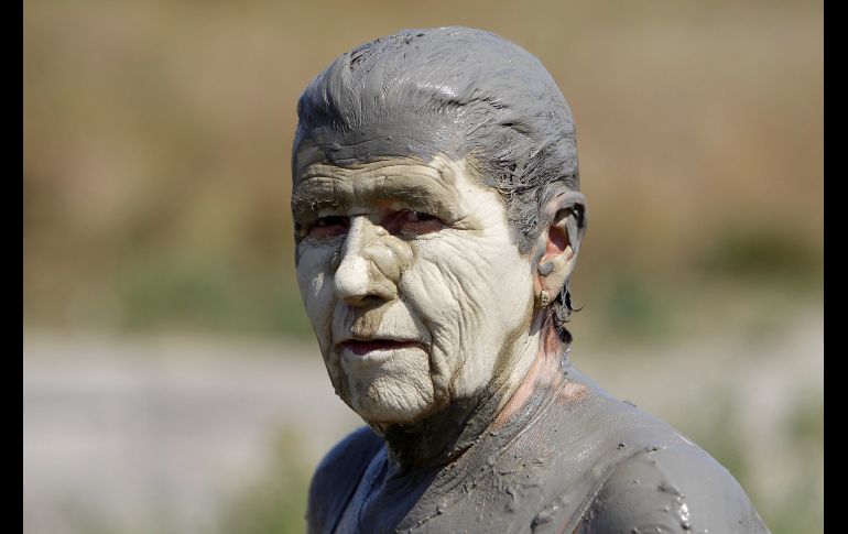 Una mujer se da un baño de barro en un manantial en Ovca, Serbia. La gente visita el 'Ovca spa' para relajarse y combatir el calor, pero también cree en las propiedades medicinales del barro, así como del agua rica en minerales. EFE/A. Cukic