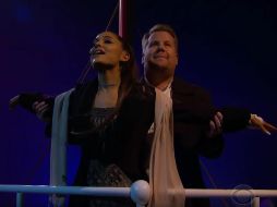 Grande y Corden interpretaron 13 canciones mientras imitaban parte del contenido de 