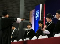 El originario de Aguascalientes rindió protesta en ceremonia académica solemne, encabezada por el rector general de la institución, el Dr. José Antonio Lozano Díez. TWITTER / @PabloLemusN