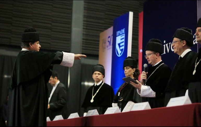 El originario de Aguascalientes rindió protesta en ceremonia académica solemne, encabezada por el rector general de la institución, el Dr. José Antonio Lozano Díez. TWITTER / @PabloLemusN
