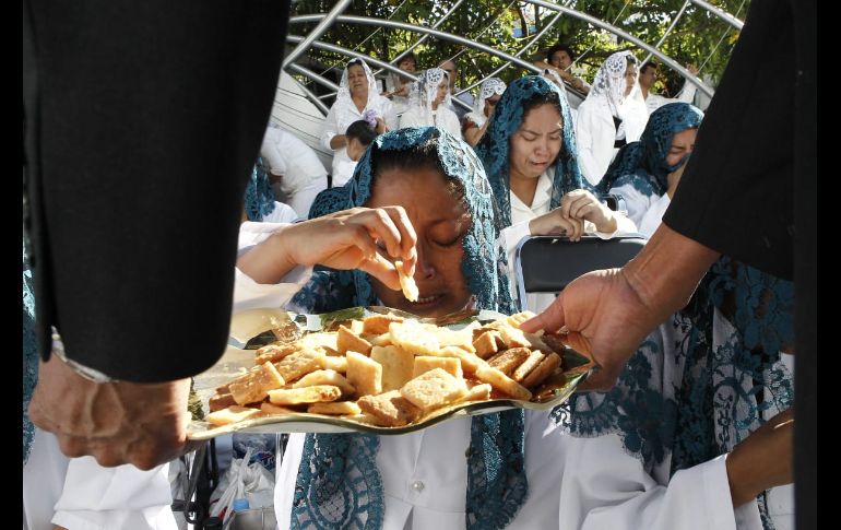Como parte de la Santa Cena, se hará un llamado a los ministros de culto que participarán de la ministración de los oficios sagrados, para luego pasar a la repartición del pan y del vino a todos los hermanos. EL INFORMADOR/ A. Camacho