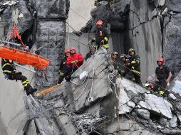 El derrumbe de 100 metros del puente Morandi ocurrió poco antes del mediodía, cuando se registraba una tormenta. EFE / L. Zennaro