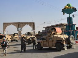 Varios miembros de las fuerzas de seguridad y milicianos afganos montan un control de seguridad en Ghazni. EFE/M. Anwar