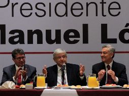El programa de austeridad de Monreal (i) contempla disminuir salarios, prestaciones, privilegios de las senadoras y los senadores, así como de los funcionarios, estructura y personal de confianza. NTX / J. Lira