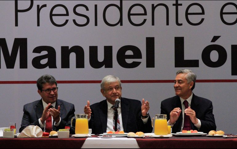 El programa de austeridad de Monreal (i) contempla disminuir salarios, prestaciones, privilegios de las senadoras y los senadores, así como de los funcionarios, estructura y personal de confianza. NTX / J. Lira