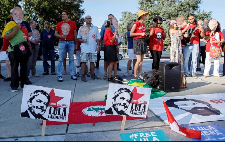 Miles de campesinos miembros del movimiento sin tierra, activistas de izquierda y miembros del PT iniciaron una marcha hace cinco días que concluye esta tarde en la capital política de Brasil. EFE / S. Nolfi