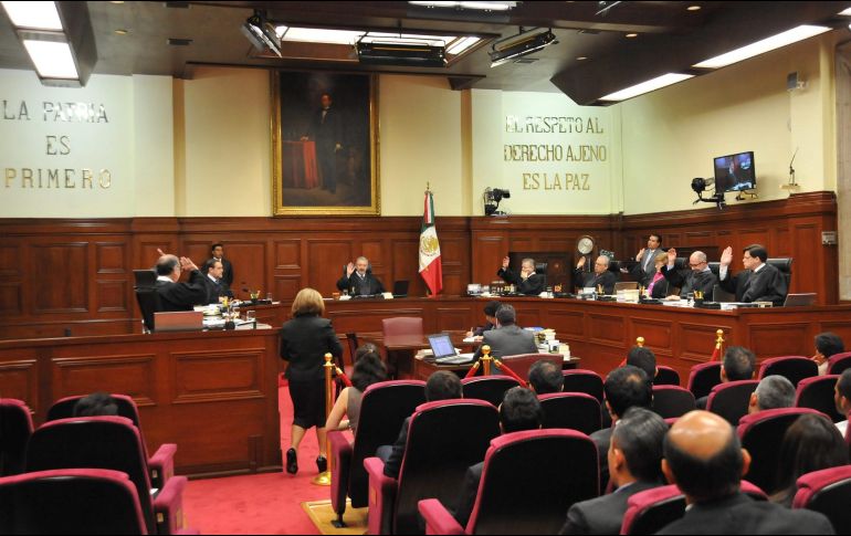 La Corte avaló que el Estado sí puede interferir en la autonomía de los padres de familia para tomar decisiones por ellos. NTX / ARCHIVO