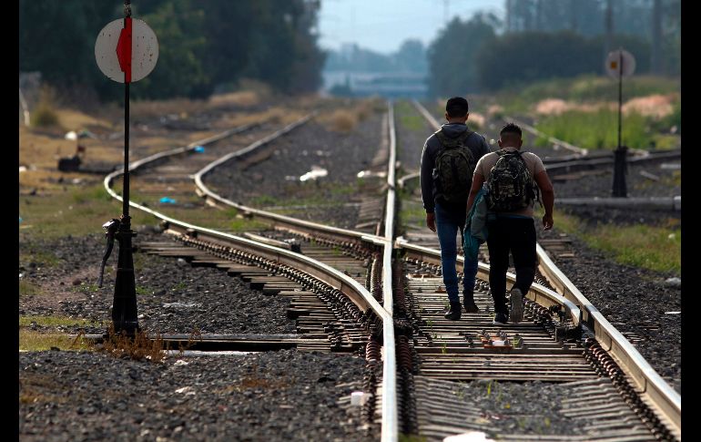 Migrantes centroamericanos caminan por las vías del tren en Guadalajara, mientras aguardan para tomar un tren rumbo al Norte. AFP/U. Ruiz