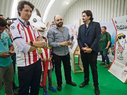Amaury Vergara (de negro), ayer en la inauguración de “Chivalandia”, señaló que la nueva política en el Rebaño será abrirle las puertas a jugadores que ya hayan estado en el club. EL INFORMADOR/F. Atilano