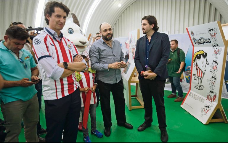 Amaury Vergara (de negro), ayer en la inauguración de “Chivalandia”, señaló que la nueva política en el Rebaño será abrirle las puertas a jugadores que ya hayan estado en el club. EL INFORMADOR/F. Atilano