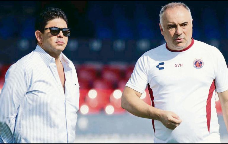 Peleados. Fidel Kuri (izq.) tachó de “mandilón” a Memo Vázquez (der.) y afirmó que no tiene adeudo alguno con el ex director técnico de los Tiburones Rojos. TWITTER/@clubtiburones