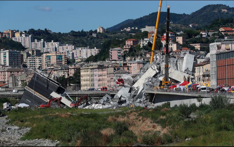 Los trabajos de búsqueda se concentran bajo los bloques de cemento del pilar que se desplomó a la orilla izquierda del río Polcevera. AP/A. Calanni