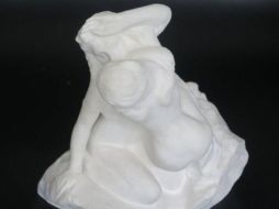 La pieza, que representa unas bacantes, fue adjudicada ayer al Museo Marmottan Monet de París. ESPECIAL/Besch Cannes Auction