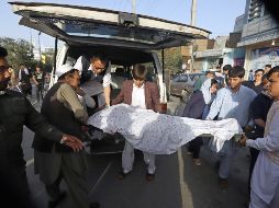 Varias personas cargan en un coche el cuerpo sin vida de un hombre tras un atentado suicida en Kabul. EFE/J. Jalali