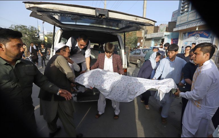 Varias personas cargan en un coche el cuerpo sin vida de un hombre tras un atentado suicida en Kabul. EFE/J. Jalali