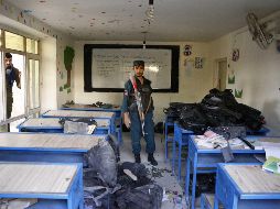 Un hombre inspecciona el lugar en el que se produjo el atentado. EFE/H. Amid