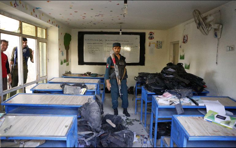 Un hombre inspecciona el lugar en el que se produjo el atentado. EFE/H. Amid