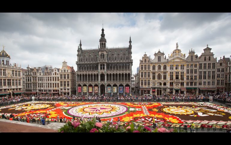 Una alfombra de flores con cerca de 500 mil dalias y begonias se muestra en la Grand Place en Bruselas, Bélgica. La capital inaugura hoy su tradicional tapiz floral gigante, un evento bianual que contará con el estado de Guanajuato como protagonista. AP/V. Mayo