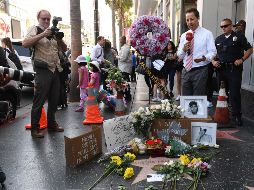 Fans llevaron flores a la estrella de Aretha en el Paseo de la Fama. AFP / M. Ralston