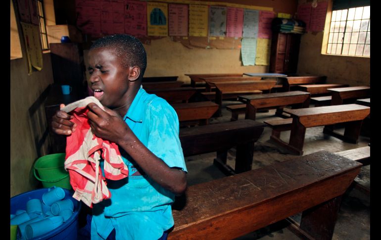 Un estudiante reacciona luego de que la policía arrojara gas lacrimógeno, tras confrontar a un manifestan cerca de su escuela en Kampala, Uganda. AP/S. Wandera