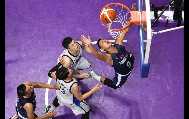 Los equipos de Mongolia y Corea del Sur se enfrentan en partido preliminar de basquetbol de los Juegos Asiáticos en Yakarta, Indonesia. AFP/A. Wallace