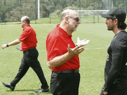 Gustavo Guzmán dialoga con Gerardo Espinoza. Parace que le pregunta cuándo llegará el primer triunfo del Atlas. EL INFORMADOR/G. Gallo