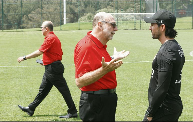 Gustavo Guzmán dialoga con Gerardo Espinoza. Parace que le pregunta cuándo llegará el primer triunfo del Atlas. EL INFORMADOR/G. Gallo