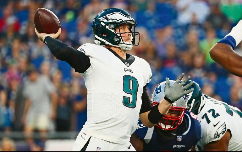 La lesión de Nick Foles (#9) en el juego de ayer ante Nueva Inglaterra ponen en suspenso su regreso. AFP