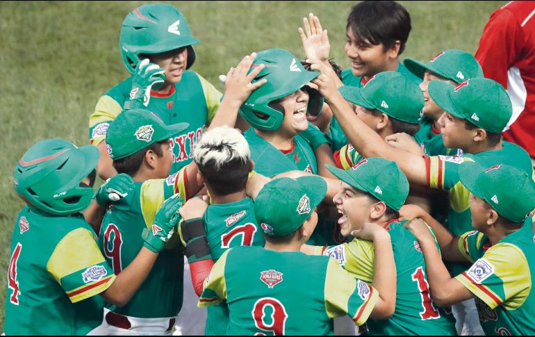 Festejo. Jugadores del equipo mexicano celebran tras conseguir su primer triunfo del torneo. AP