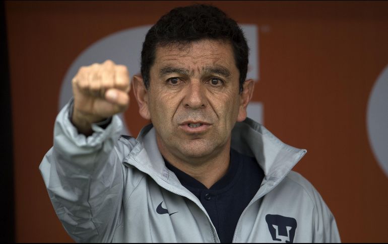 El técnico de Pumas lamenta que en el futbol mexicano existan los dobles contratos que muchas veces no benefician a los entrenadores. MEXSPORT / ARCHIVO